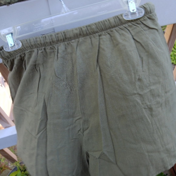 Shorts and top set - Picture 3 of 8